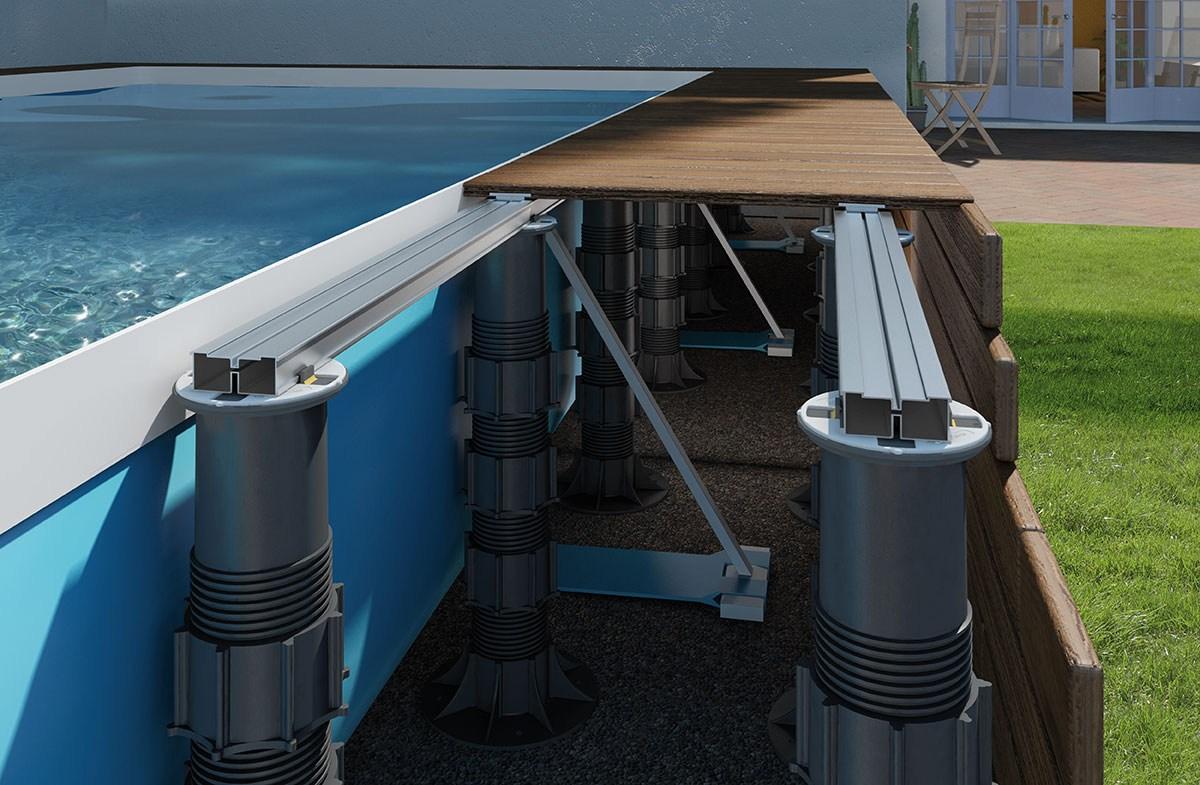 Терраса возле бассейна. Регулируемые опоры и алюминиевые лаги делают конструкцию легкой. 