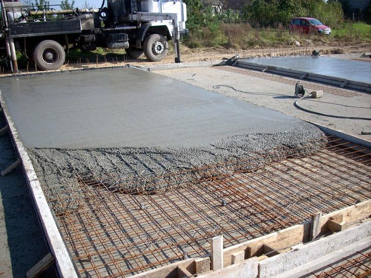 Заливка бетоном площадки под террасу
